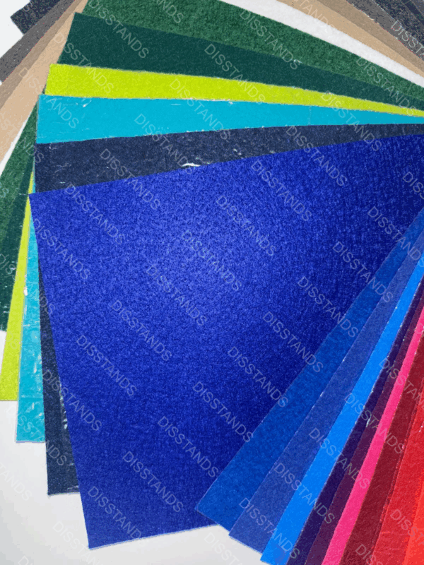 Muestrario abanico de moqueta ferial ecológica con más de 20 colores disponibles incluyendo negro gris beige verde azul rojo amarillo para eventos en Barcelona