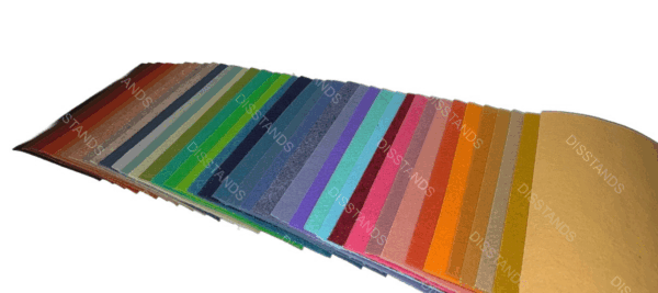 Vista frontal muestrario moqueta ecológica 30 colores degradado cromático completo