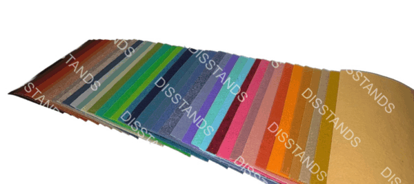 Vista frontal muestrario moqueta ecológica 30 colores degradado cromático completo