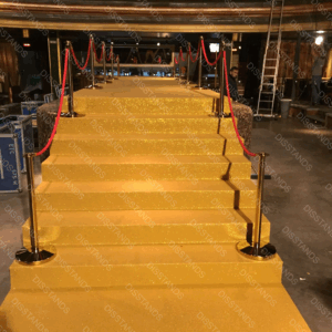 Escalera evento cubierta moqueta purpurina dorada glitter instalación Disstands cordones rojos VIP