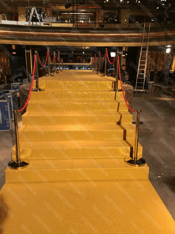 Escalera evento cubierta moqueta purpurina dorada glitter instalación Disstands cordones rojos VIP