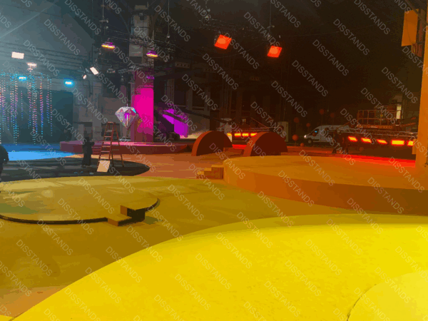 Moqueta Salsdis 5mm colores amarillo naranja rosa instalada evento escenario