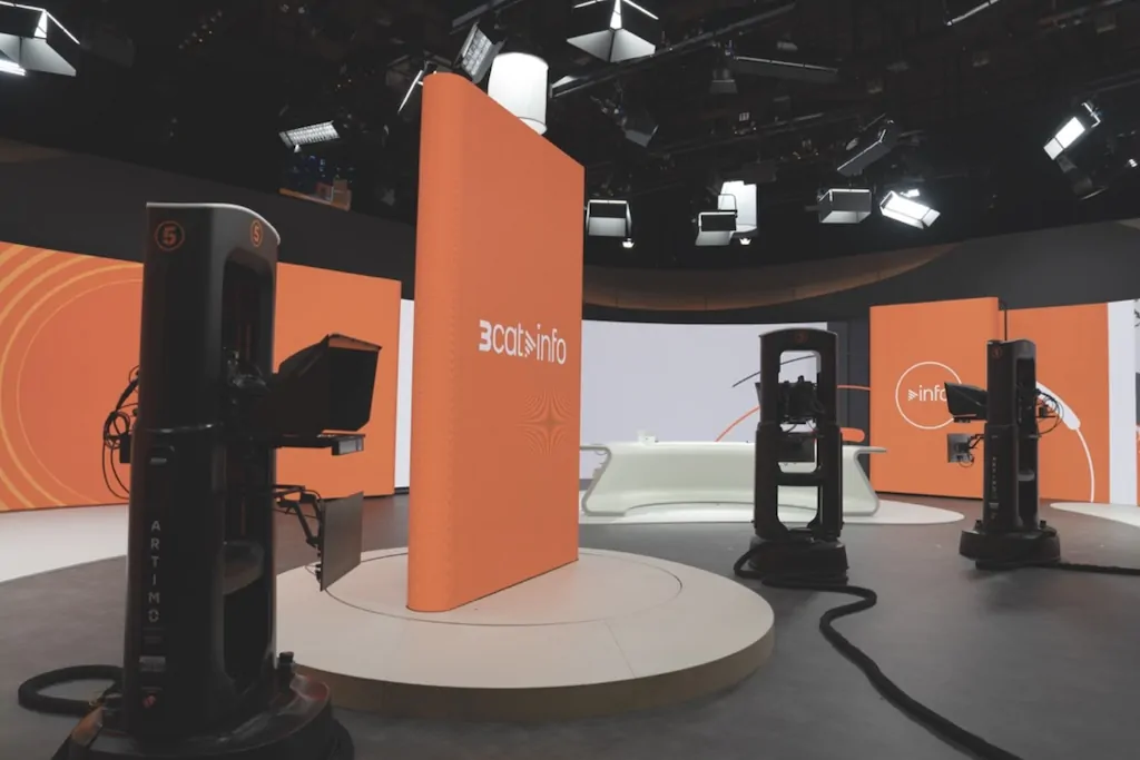 Plató televisión TV3 Barcelona con pavimento PVC gris efecto cemento instalado por Disstands equipos broadcast profesionales