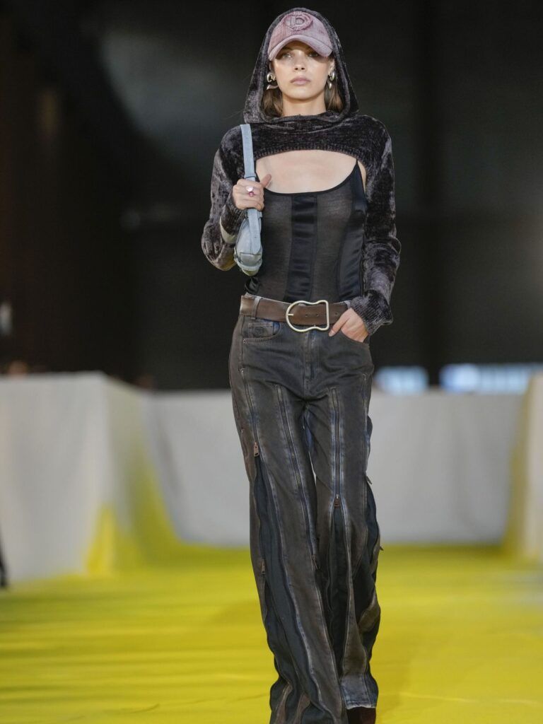 Modelo desfilando en la pasarela de Desigual sobre moqueta Disstands.