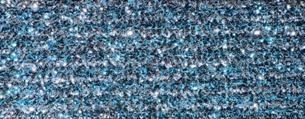 Moqueta decorativa con efecto iridiscente tornasolado en degradado de colores desde marrón rojizo hasta azul púrpura