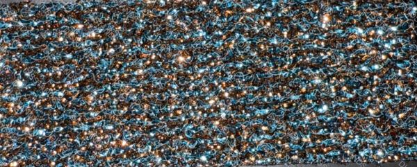 Moqueta decorativa con efecto iridiscente tornasolado en degradado de colores desde marrón rojizo hasta azul púrpura
