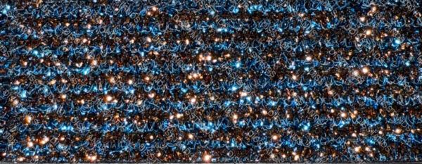 Moqueta decorativa con efecto iridiscente tornasolado en degradado de colores desde marrón rojizo hasta azul púrpura
