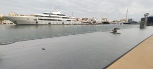 Instalación de moqueta ferial ecológica en el Salón Náutico Barcelona 2025 por Disstands