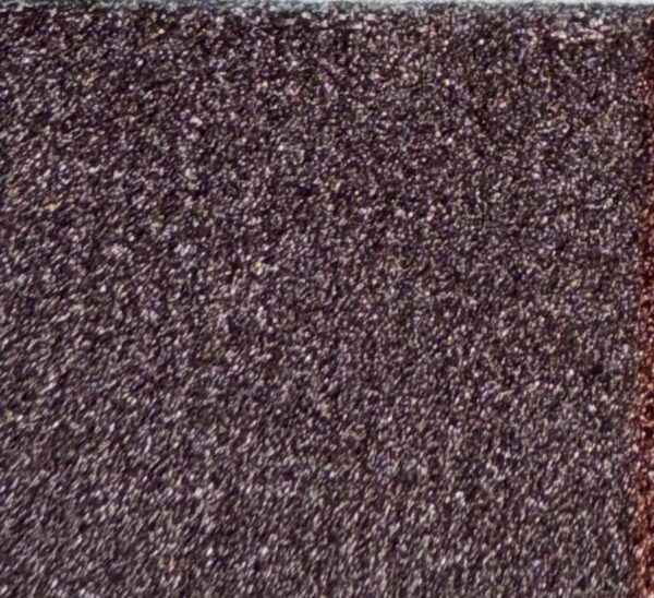 Detalle de textura de moqueta Timelediss tipo rizo en tono morado púrpura vibrante