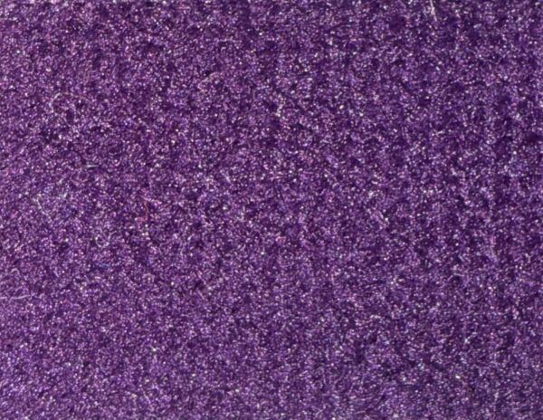 Detalle de textura de moqueta Timelediss tipo rizo en tono morado púrpura vibrante