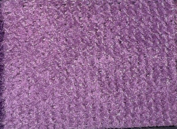Detalle de textura de moqueta Timelediss tipo rizo en tono morado púrpura vibrante