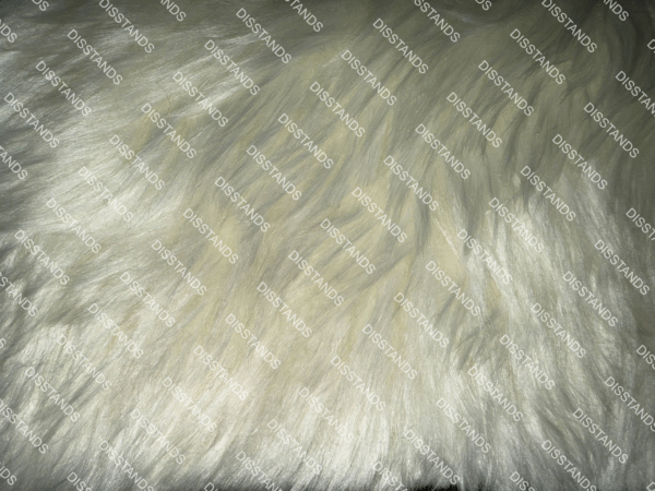 Detalle de textura de moqueta tipo pelo en tono beige caramelo con acabado suave y denso