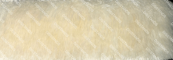 Detalle de textura de moqueta tipo pelo en tono beige caramelo con acabado suave y denso