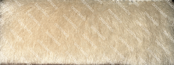 Detalle de textura de moqueta tipo pelo en tono beige caramelo con acabado suave y denso
