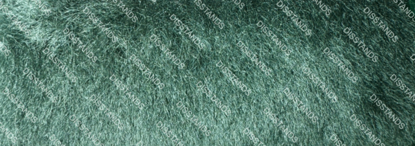 Detalle de textura de moqueta tipo pelo en tono beige caramelo con acabado suave y denso